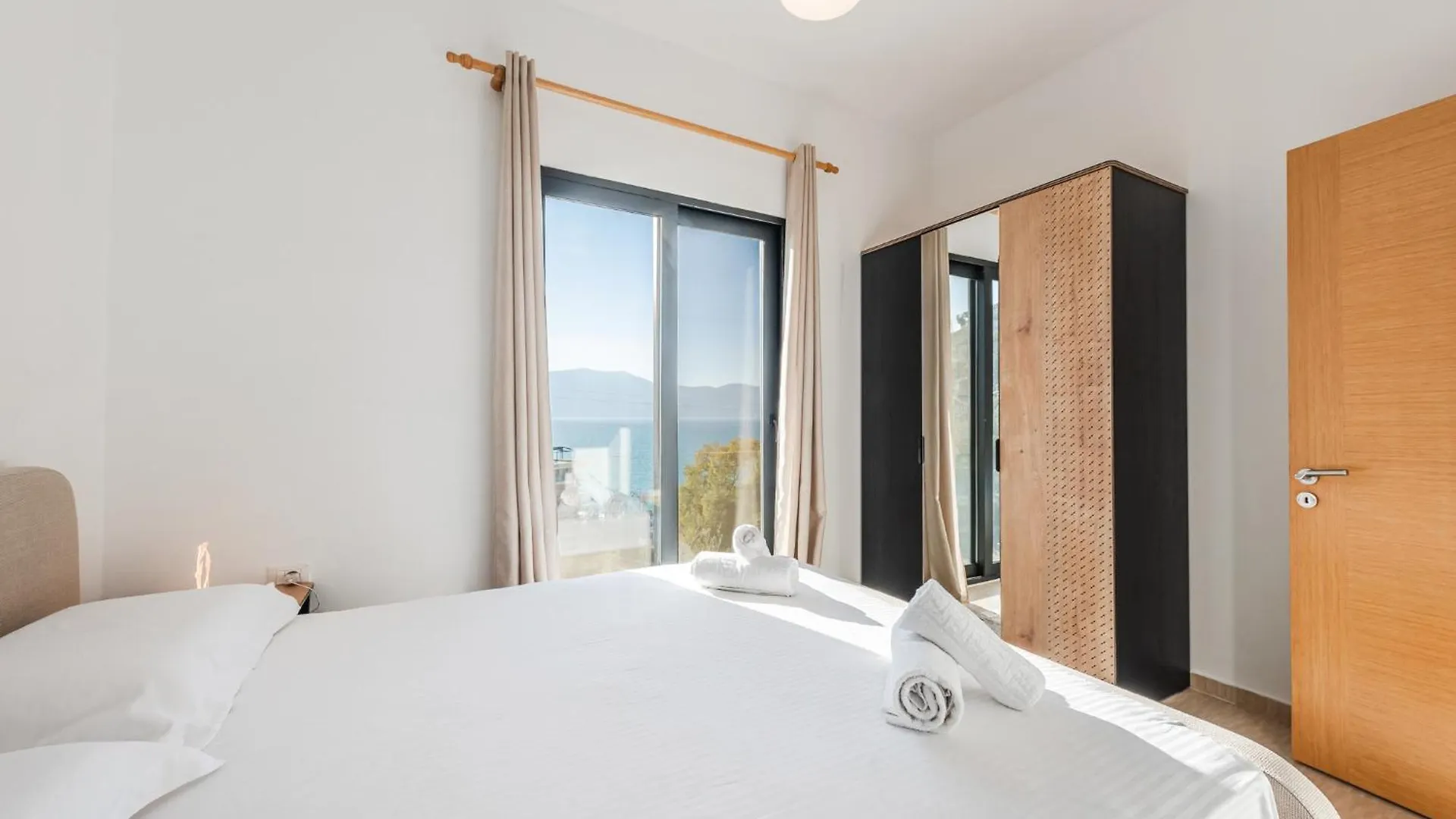 Exclusive Seafront Apartments Apartment 3 Vlorë
